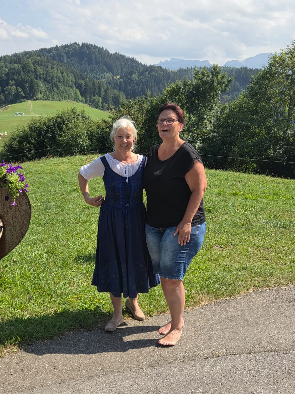 Deux participantes souriantes sur le chemin, devant la campagne.